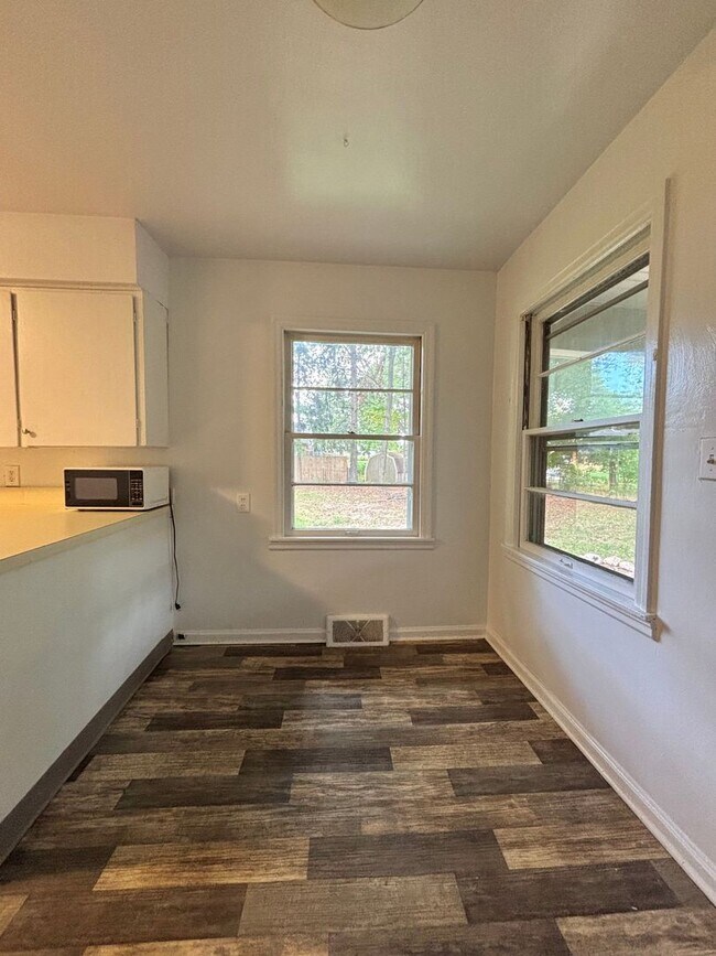 Building Photo - 3 Bed/ 1 Bath - Single Family Home