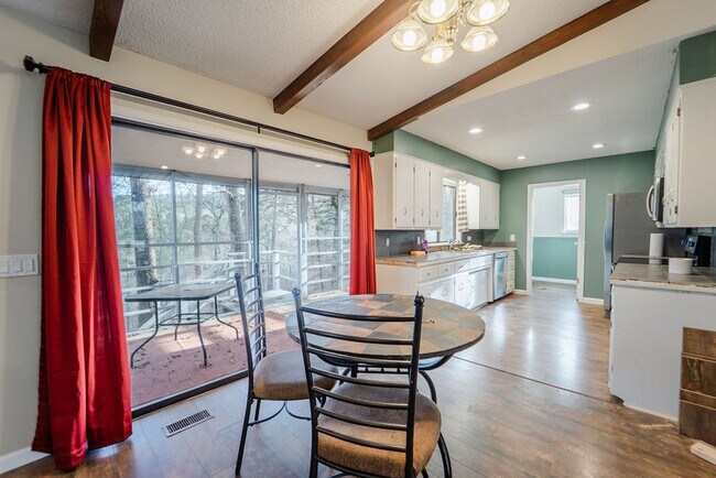 Building Photo - Spacious 3 Bedroom, 3 Bath Two story home!!
