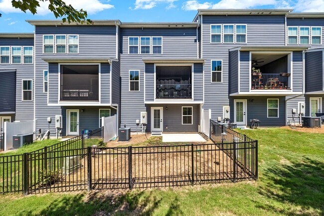 Building Photo - Gorgeous 4 bed 3.5 bath in Trinity Townes ...