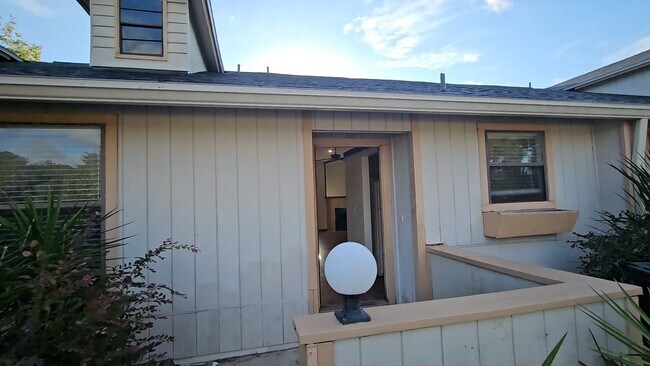 Building Photo - $1150 - Jefferson Square - MOVE IN SPECIAL