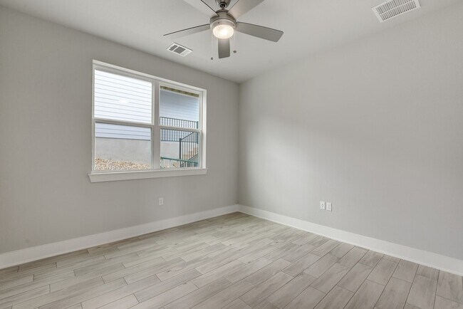 Building Photo - Gorgeous Edgewick Condo