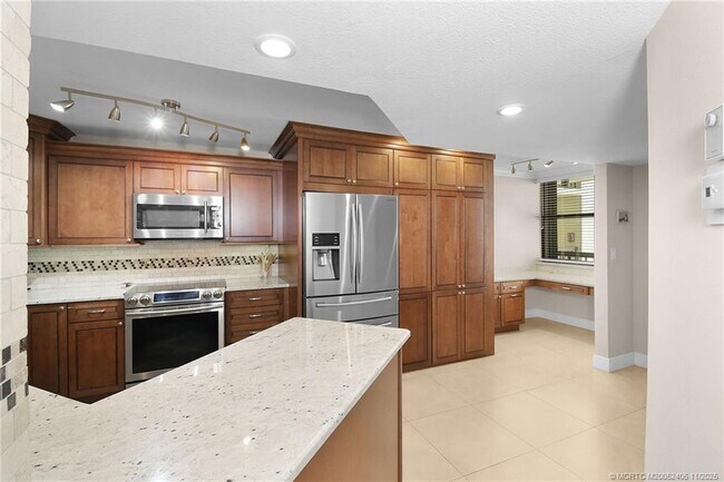 Building Photo - 9550 S Ocean Dr