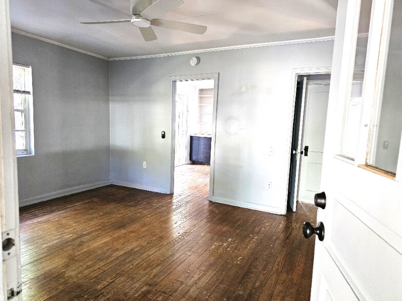 Building Photo - 1730 Ridgewood Ave