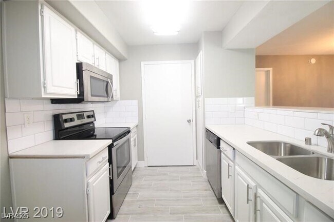Building Photo - 555 E Silverado Ranch Blvd