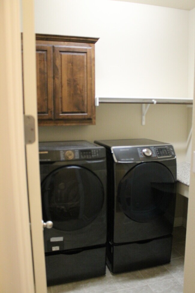 Building Photo - 508 Hidden Meadow Dr