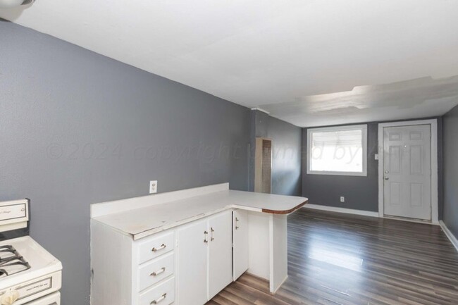 Building Photo - 2bedroom 1bathroom tenant pays electric ce...