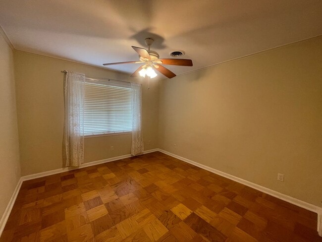 Building Photo - Broadmoor Terrace Beauty!