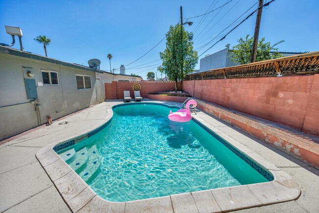 Building Photo - Spacious Furnished 5 Bed / 2 Bath Single Family Home with Private Pool in Las Vegas