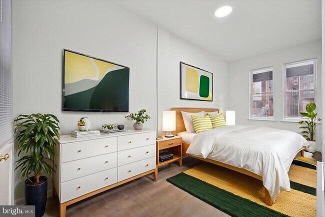 Building Photo - 1225 W Silver St