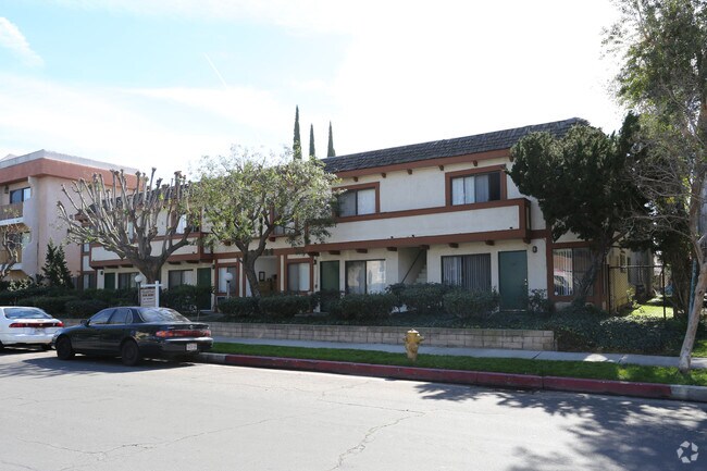 Primary Photo - Churchill Court Apartments