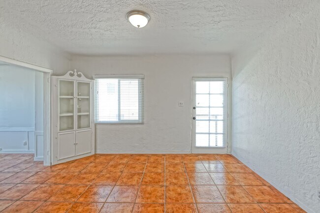 Building Photo - 3809 Crest Dr