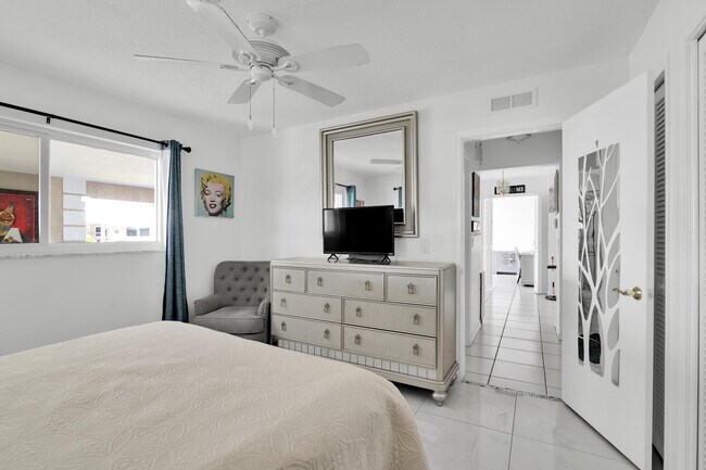 Building Photo - 450 French Royale Cir