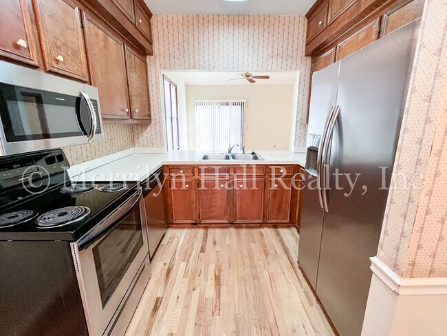 Building Photo - Charming Townhome with Garage! Close to the interstate and shopping!