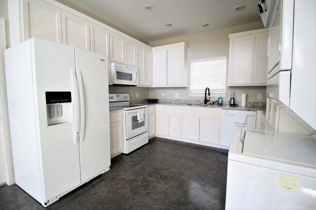 Building Photo - 709 Maple St