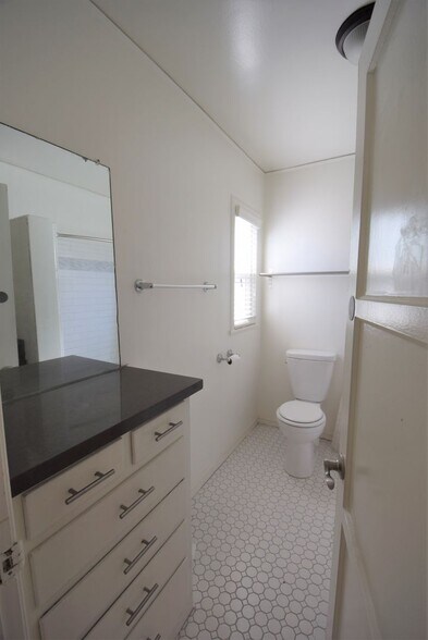 Building Photo - 4751 Kraft Ave
