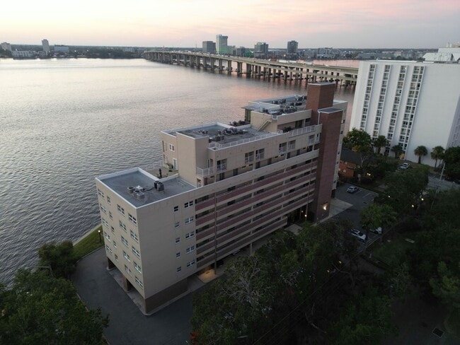 Building Photo - Luxurious Two-Story Condo with Breathtaking River Views ?