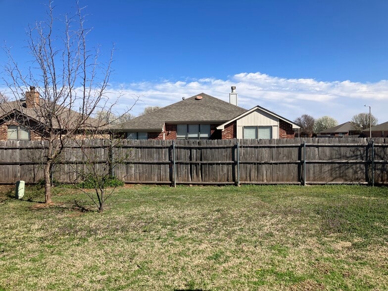 Building Photo - 16300 Seminole Dr