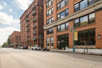 Building Photo - 239 E Chicago St