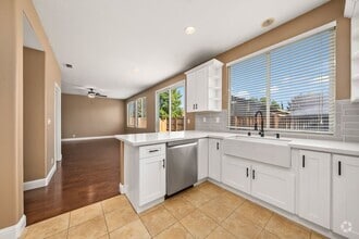 Building Photo - Spacious 4 Bedroom, 2.5 Bath Home in Sacra...