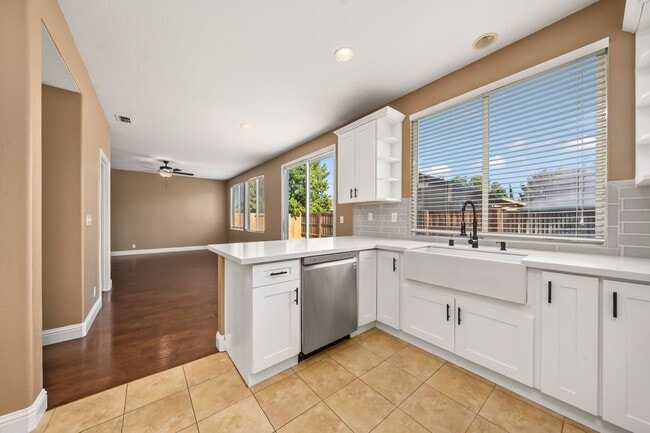 Primary Photo - Spacious 4 Bedroom, 2.5 Bath Home in Sacra...