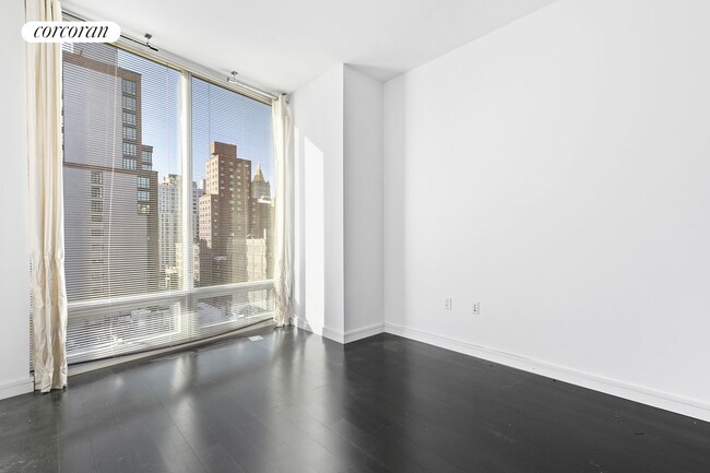 Primary Photo - 300 E 23rd St