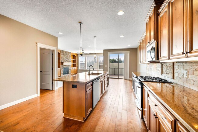 Building Photo - Beautiful Gated Fisher’s Landing Townhome with 4 Bedrooms, Gas Fireplace & Central AC
