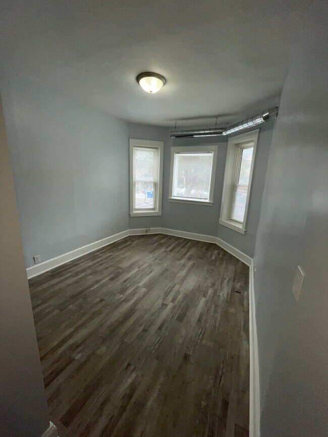 Building Photo - 4431 N Racine Ave