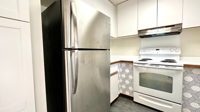 Building Photo - SPACIOUS 2 BED/2 BATH/1 PRKG & WASHER/DRYE...