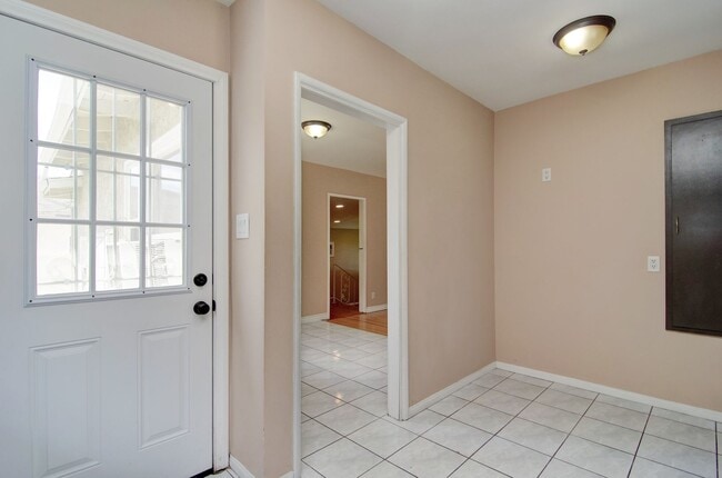 Building Photo - 3-Bed Signal Hill House for Lease