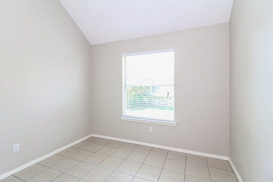 Building Photo - 2136 Birch Bend