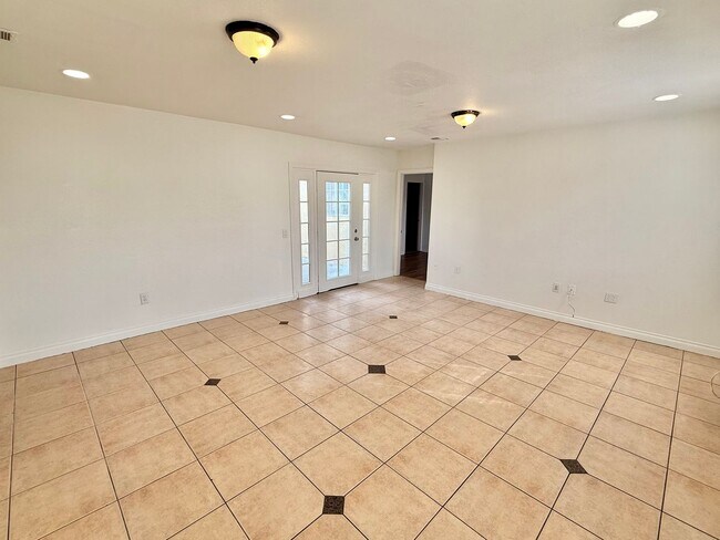 Building Photo - Spacious 4 Bedroom, 3 Bathroom Home with Driveway