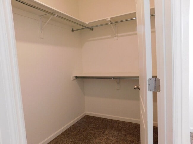 Building Photo - Condo Close to Shopping