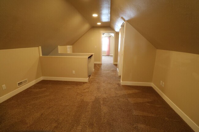 Building Photo - Large Pet Friendly House in the Foothills of Provo