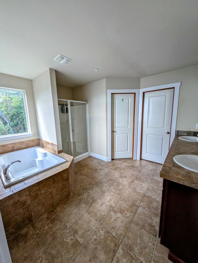 Building Photo - Stylish & Convenient Living - Bremerton 4 ...