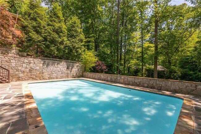 Building Photo - 445 Forest Hills Dr