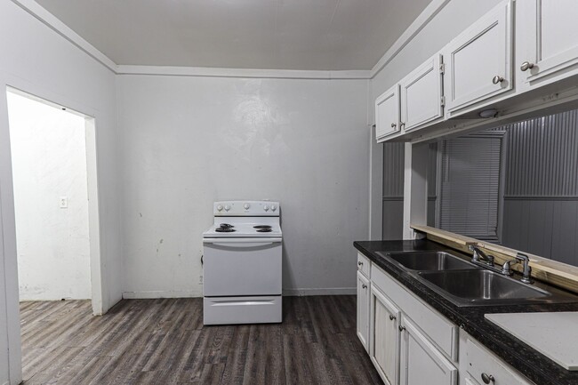 Building Photo - $500 off 1st full months rent.  ***Not Sec...