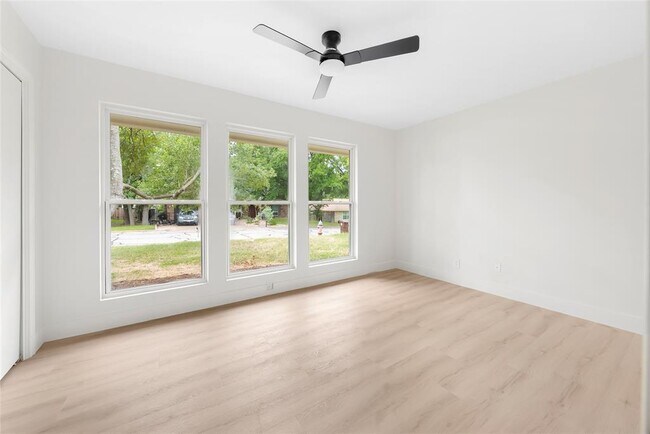 Building Photo - 1403 Creekview Dr