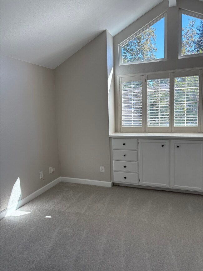 Building Photo - 1938 Stratton Cir