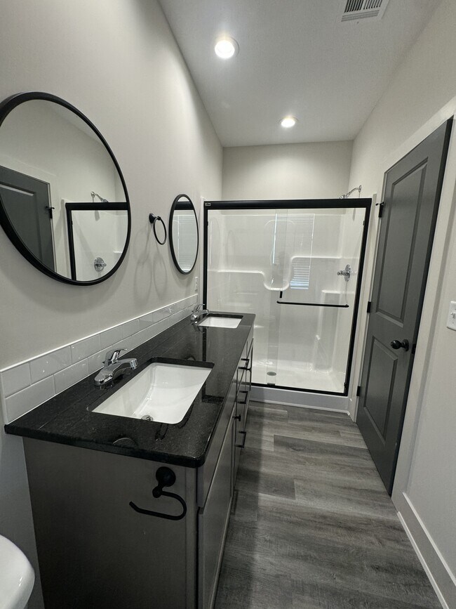 Building Photo - 800 Trails End Ct