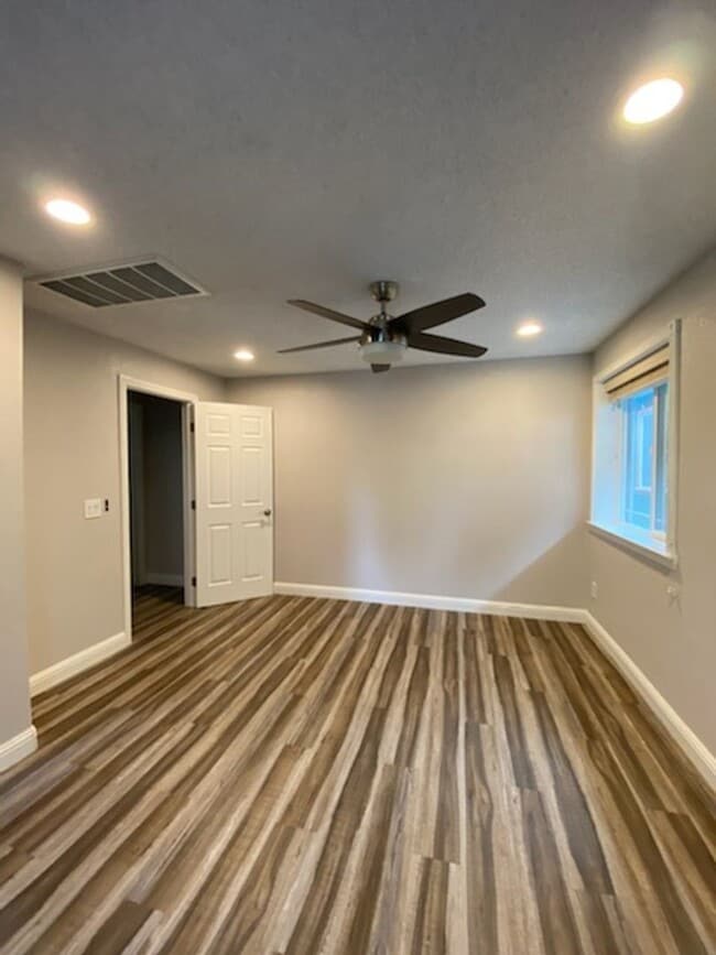 Building Photo - Spacious ADU -  nearly new appliances, flo...