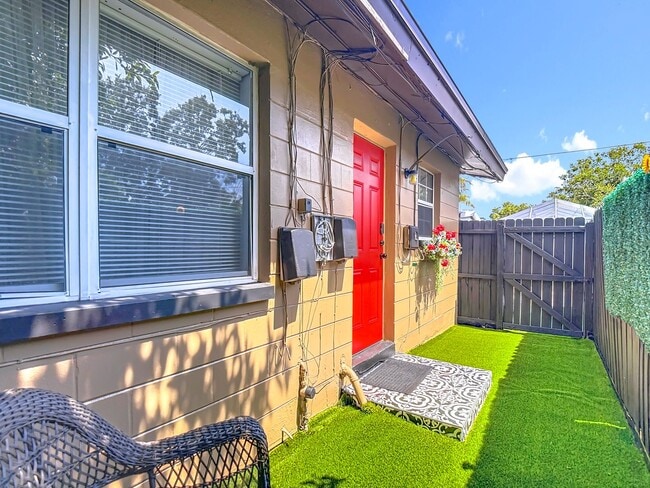 Building Photo - 2 BEDROOM 1 BATH APARTMENT HOME LOCATED IN ST. PETERSBURG, FL