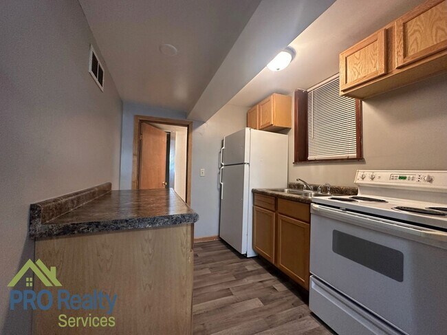 Building Photo - 480 Forest St N #1