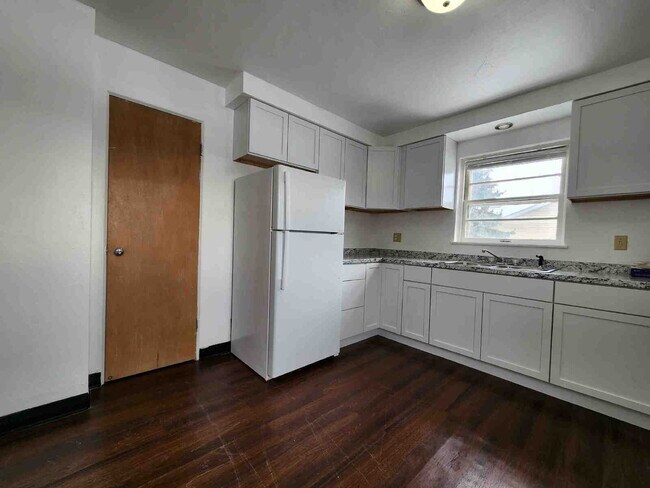 Building Photo - 1 bedroom - Heat & Water included