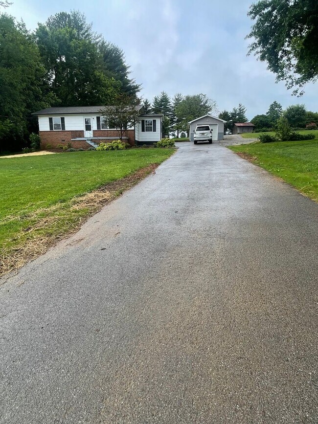 Building Photo - Knoxville 37923 - 2 bedroom, 1 bath home - Contact Lisa Vineyard or Shannon Russell at (865)216-9334