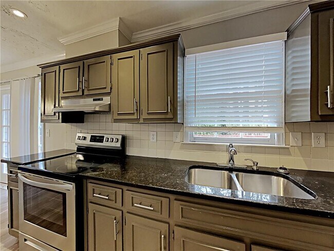 Building Photo - 820 Providence Dr