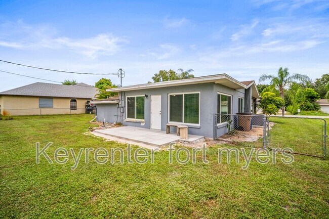 Building Photo - 2210 Parkview Dr