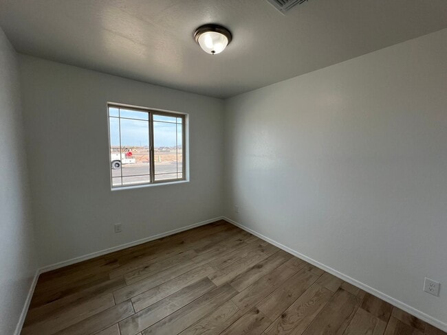 Building Photo - NEWER 3 BEDROOM HOME!