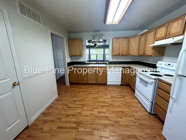 Building Photo - 648 E Poplar St