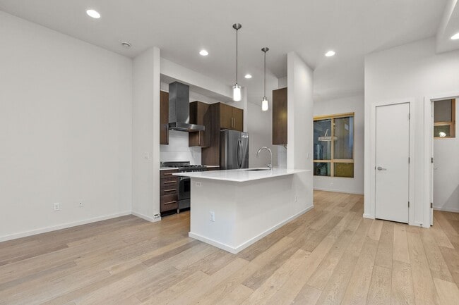 Building Photo - Modern 2 bed/3.5 bath Seattle townhome
