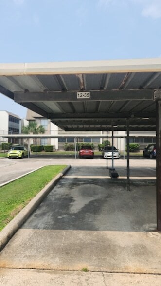 Building Photo - 3025 Walnut Bend Ln